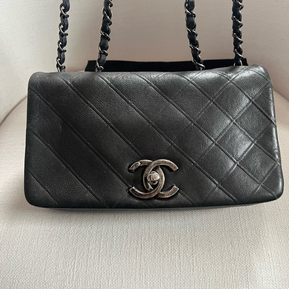 Chanel Black and blue Quilted Shoulder Bag - Picture 4 of 16